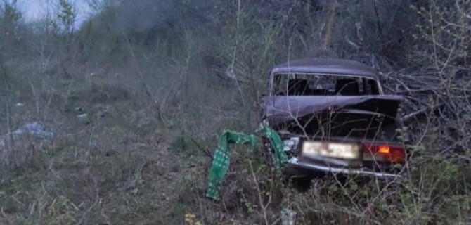 В Новоаннинском районе Волгоградской области при опрокидывании ВАЗа погиб человек