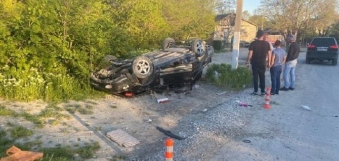 Под Геленджиком водитель без прав опрокинул автомобиль – пострадали двое детей