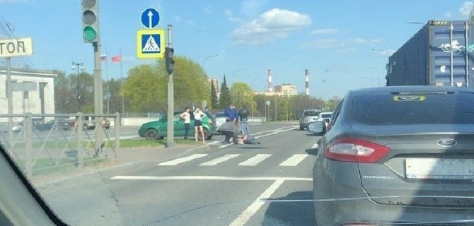 В Петербурге на Непокоренных мотоцикл сбил пешехода