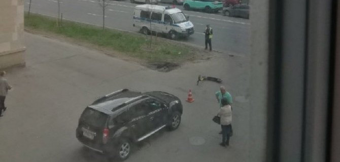 В Петербурге иномарка сбила двоих на самокате