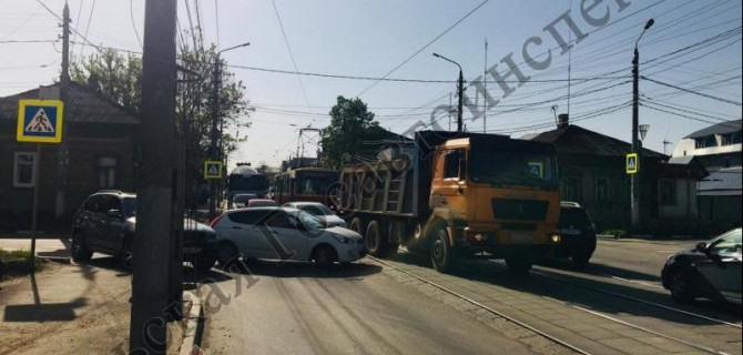 В Туле иномарка сбила женщину с ребенком