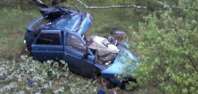 В Брянской области ВАЗ врезался в дерево – водитель погиб