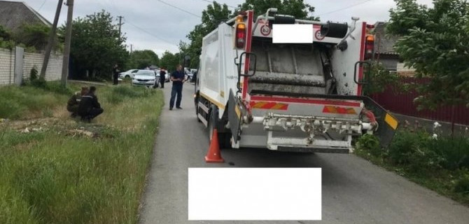 Под Минеральными Водами мусоровоз насмерть задавил 3-летнего ребенка