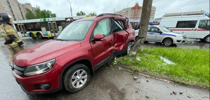 Женщина и ребенок пострадали в ДТП в Великом Новгороде
