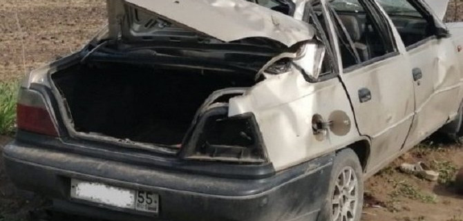 Два человека погибли при опрокидывании автомобиля в Кормиловском районе Омской области