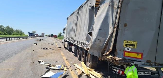 В Ростовской области грузовик столкнул автобус с дороги — есть погибшие среди пассажиров