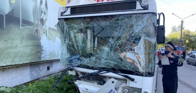 В Череповце автобус с пассажирами выехал на тротуар и врезался в стену дома