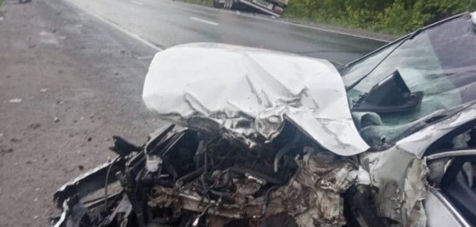 В Ульяновской области столкнулись грузовик и легковушка, водителя которой пришлось извлекать из автомобиля