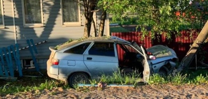 В Никольске ВАЗ врезался в столб – погибли два молодых человека