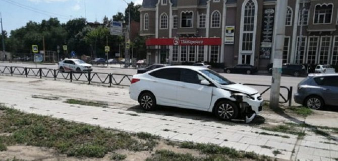 В Астрахани после ДТП автомобиль сбил подростка на тротуаре