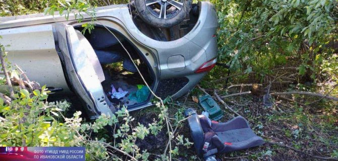 Двое детей пострадали при опрокидывании машины в Ивановской области
