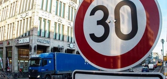 В ГИБДД поддержали снижение скорости до 30 км/ч, потому что в реальности это 50 км/ч