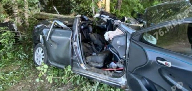 В Рыбинске автомобиль врезался в дерево – пострадали четверо