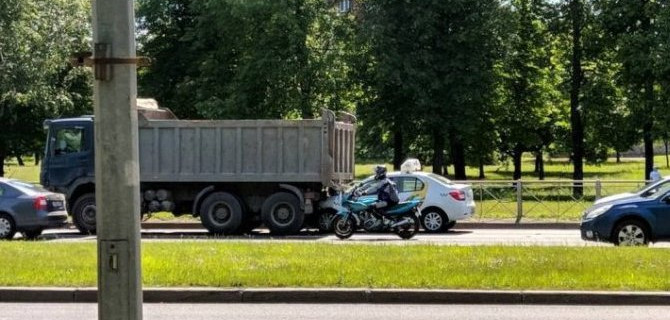 Пассажирка такси погибла в ДТП в грузовиком в Петербурге