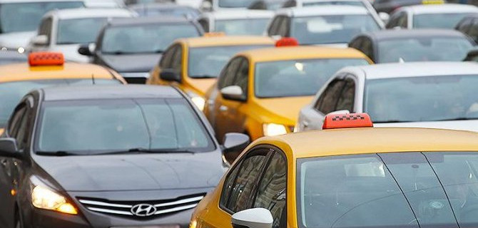В Москве каждый таксист получит свой ID — Дептранс борется с нелегалами