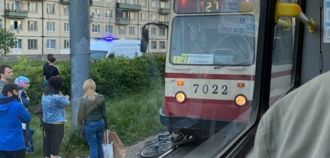 Трамвай насмерть сбил женщину в Невском районе Петербурга