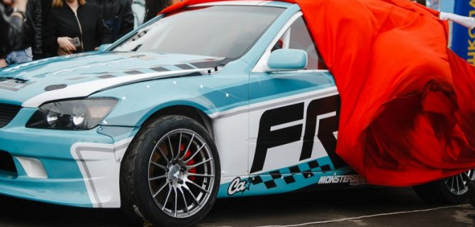 Рев моторов, дикая скорость и ростовские красавицы: в городе прошел легендарный дрифт-фест   