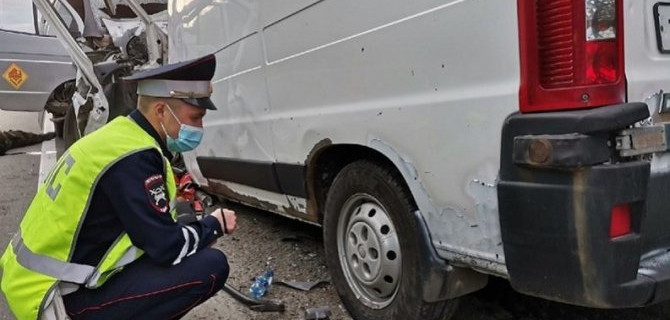 Лобовое столкновение в Свердловской области — погибли два водителя, пассажир чудом выжил