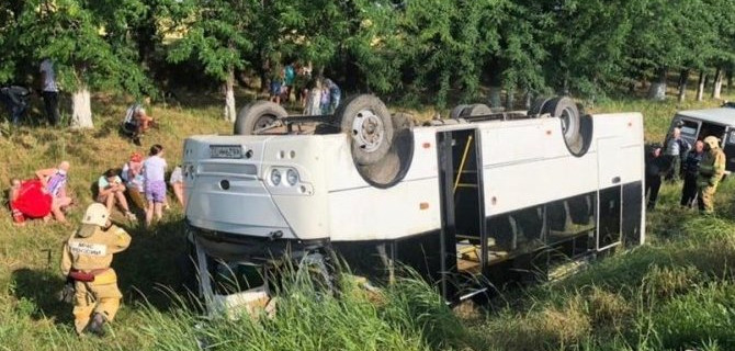 На Кубани перевернулся автобус с пассажирами — 14 постардавших