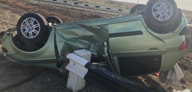 Подросток пострадал при опрокидывании автомобиля в Астраханской области