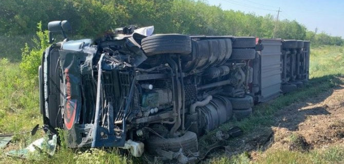 Под Волжском погибло 3 человека во время столкновения легковушки с грузовиком