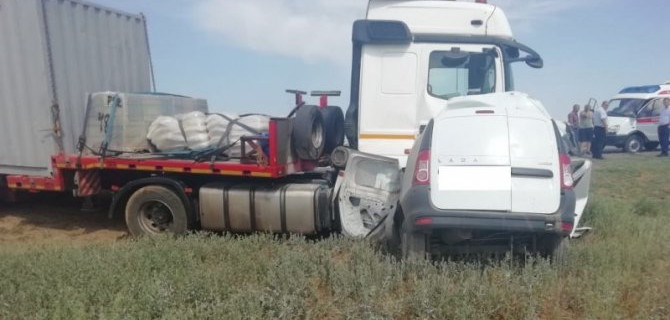 Мужчина погиб в ДТП с КамАЗом в Астраханской области