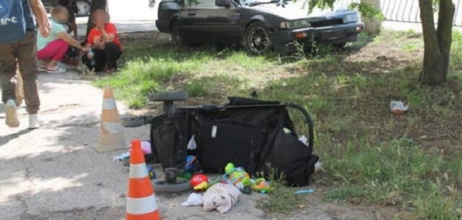 В Евпатории автомобиль сбил женщину с детьми на тротуаре