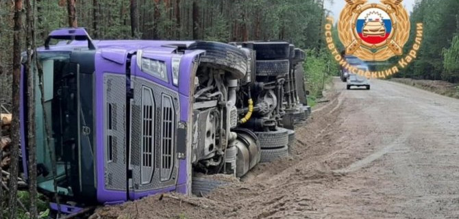 Водитель погиб при опрокидывании лесовоза в Карелии