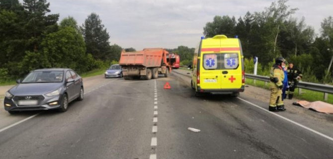 В ДТП с КамАЗом в Томской области погиб мотоциклист