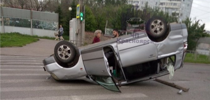 В Красноярске после ДТП опрокинулась машина – пострадала женщина-водитель