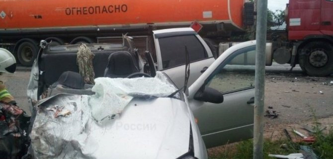 Водитель Lada Kalina уснул за рулём и врезался в бензовоз