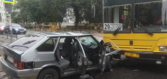 В Ижевске 17-летний водитель без прав врезался в пассажирский автобус