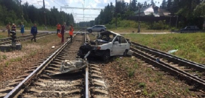 Три человека погибли в ДТП с тепловозом в Ленобласти