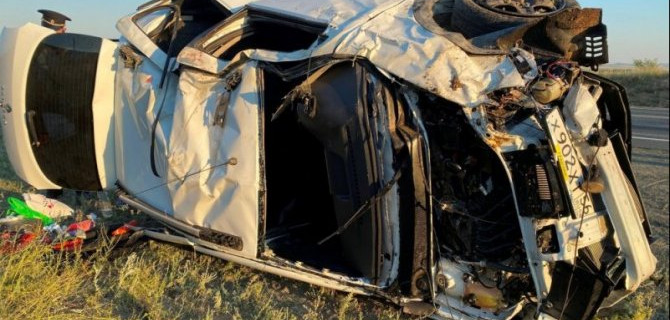 Женщина погибла при опрокидывании автомобиля в Оренбургской области