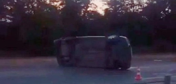 Под Ростовом при опрокидывании автомобиля погиб водитель