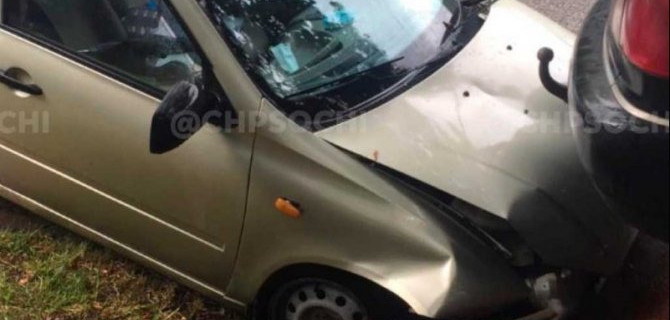 В Сочи женщина-водитель врезалась в припаркованную машину и погибла