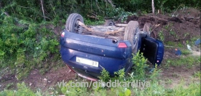 Пассажир погиб при опрокидывании автомобиля в Пудожском районе