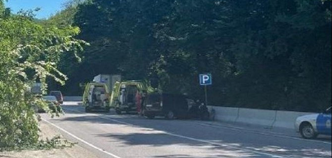 В Сочи грузовик врезался в припаркованную машину с детьми