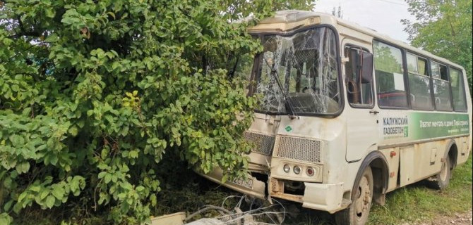 В ДТП с автобусом в Калужской области пострадали три человека