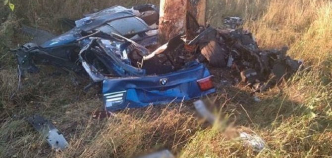 Под Белгородом BMW врезался в дерево – погибли трое