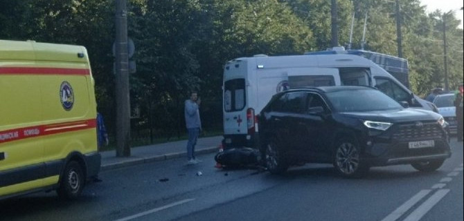Мотоциклист серьезно пострадал в ДТП на Васильевском острове в Петербурге
