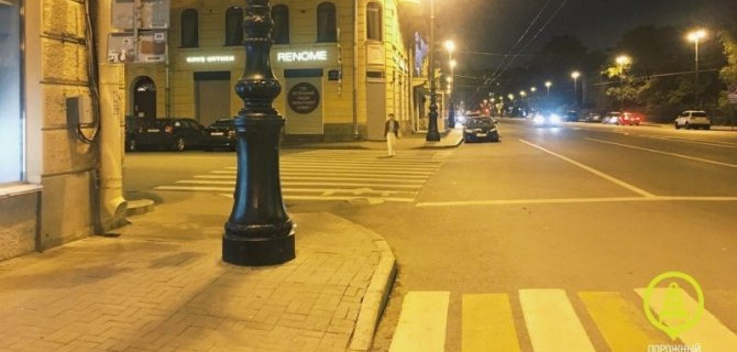 В Петербурге водитель мопеда сбил женщину и скрылся