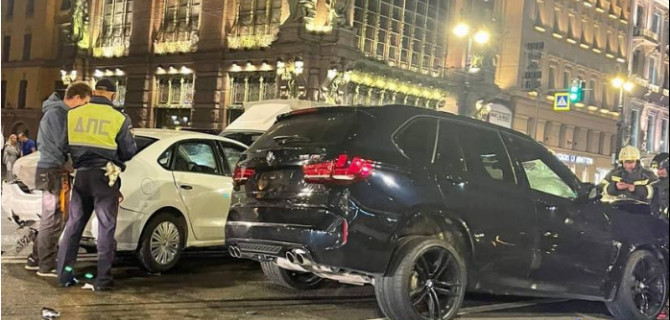 На Невском в Петербурге водитель BMW устроил массовое ДТП
