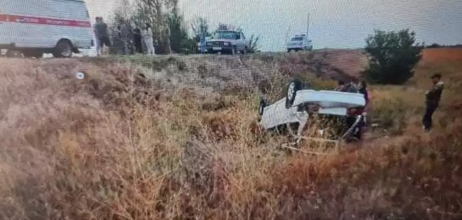 В Балаковском районе при опрокидывании автомобиля погиб человек