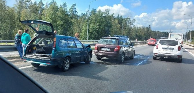 На Мурманском шоссе в Ленобласти столкнулись 6 автомобилей