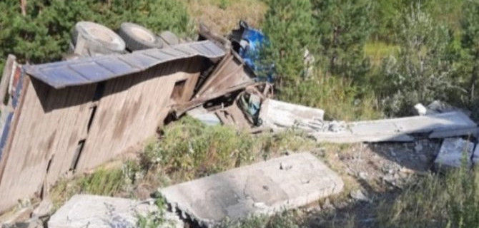 Под Нижним Тагилом грузовик съехал в кювет и раздавил своего водителя