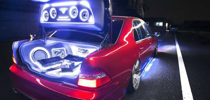 Российских автовладельцев начали штрафовать за несогласованную замену аудиосистемы в машине