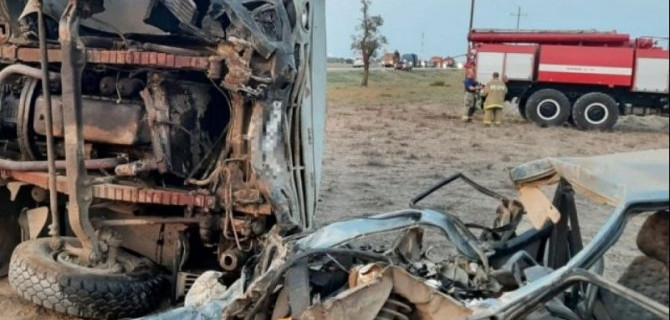 На Ставрополье в ДТП с грузовиком погибли три человека