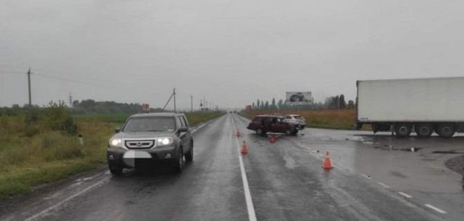 Водитель легковушки пострадал в ДТП с грузовиком