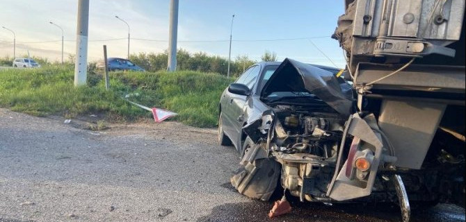 В Емельяновском районе 13-летняя девочка угнала машину и врезалась в КамАЗ